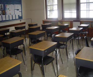   مصر اليوم - شاب يقتحم مدرسة ثانوية للتحرش بطالبة بصقت عليه وهو يعاكسها